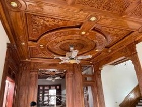 Trần biệt thự được ốp gỗ cực kỳ sang trọng, cùng tông màu với bộ bàn ghế ăn