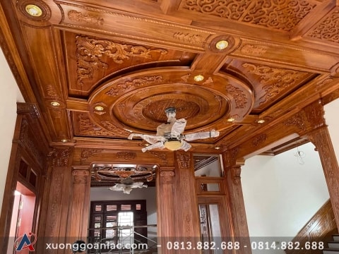 Trần biệt thự được ốp gỗ cực kỳ sang trọng, cùng tông màu với bộ bàn ghế ăn