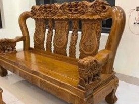 Chương ghế nguyên khối đục họa tiết tinh xảo, ván tràn dày 3 phân với vân gỗ mịn, yếm cong mềm mại.