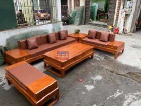 Sản phẩm được chế tác từ chất liệu gỗ gõ đỏ 100% nguyên khối, kiểu dáng sofa hiện đại đơn giản, bàn và ghế có thêm ngăn kéo tiện lợi