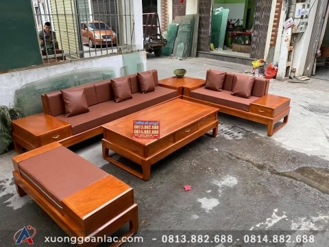Sản phẩm được chế tác từ chất liệu gỗ gõ đỏ 100% nguyên khối, kiểu dáng sofa hiện đại đơn giản, bàn và ghế có thêm ngăn kéo tiện lợi