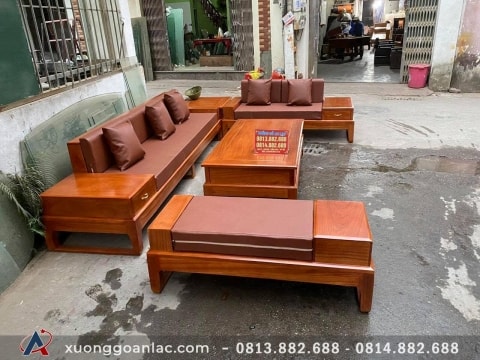 Sofa gỗ kết hợp với lớp đệm ghế đang là lựa chọn ưu tiên của nhiều khách hàng chung cư và nhà ống diện tích vừa và nhỏ