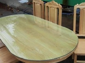 Mặt bàn được làm từ một miếng gỗ nguyên tâm vân tự nhiên rất đẹp
