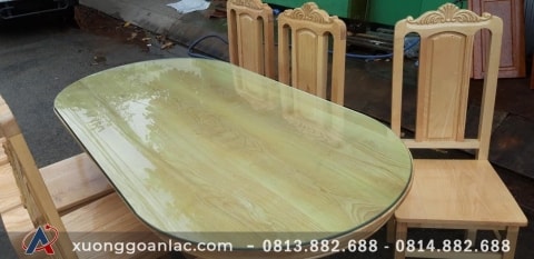 Mặt bàn được làm từ một miếng gỗ nguyên tâm vân tự nhiên rất đẹp