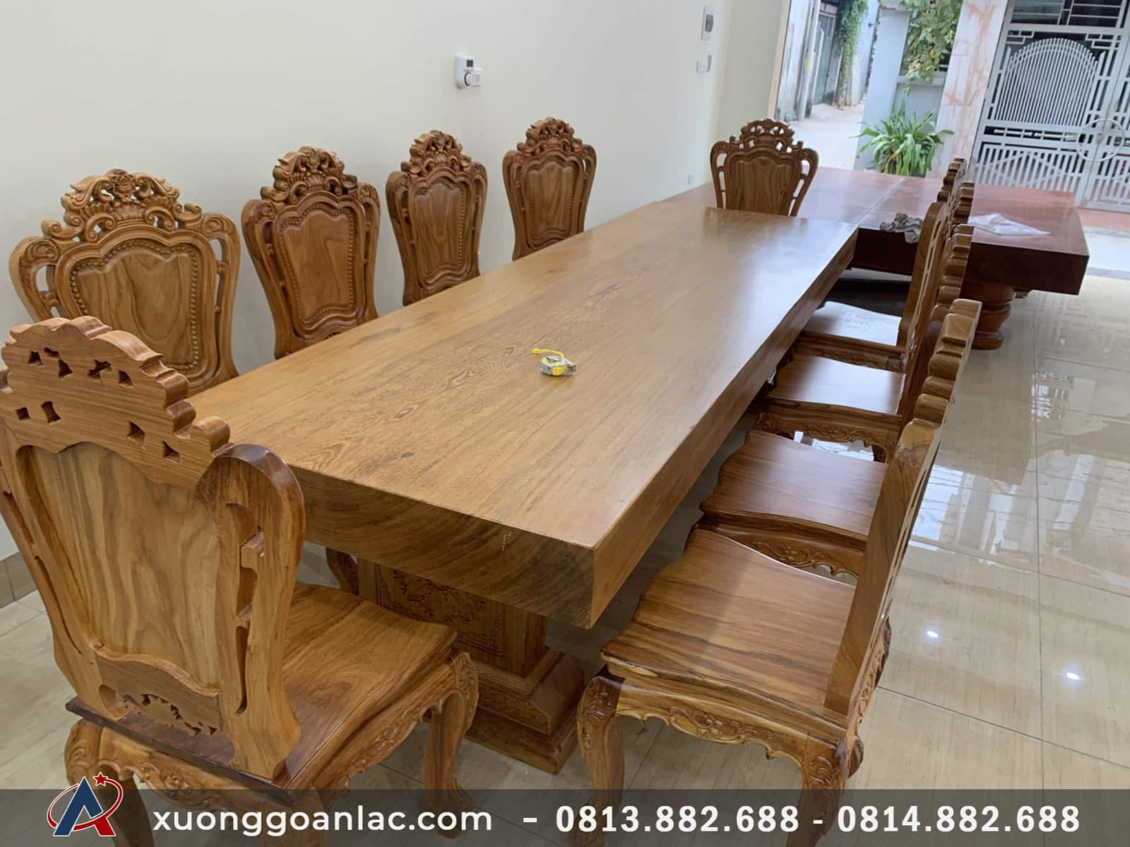 Bộ bàn ăn nguyên khối 10 ghế louis gỗ gõ đỏ đục 1 mặt (Anh Quang, Hải Dương)
