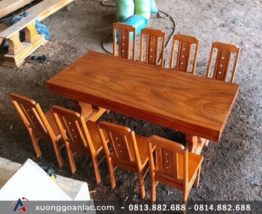 Ghế ăn mang được thiết kế đối xứng mang phong cách tối giản, không cầu kỳ