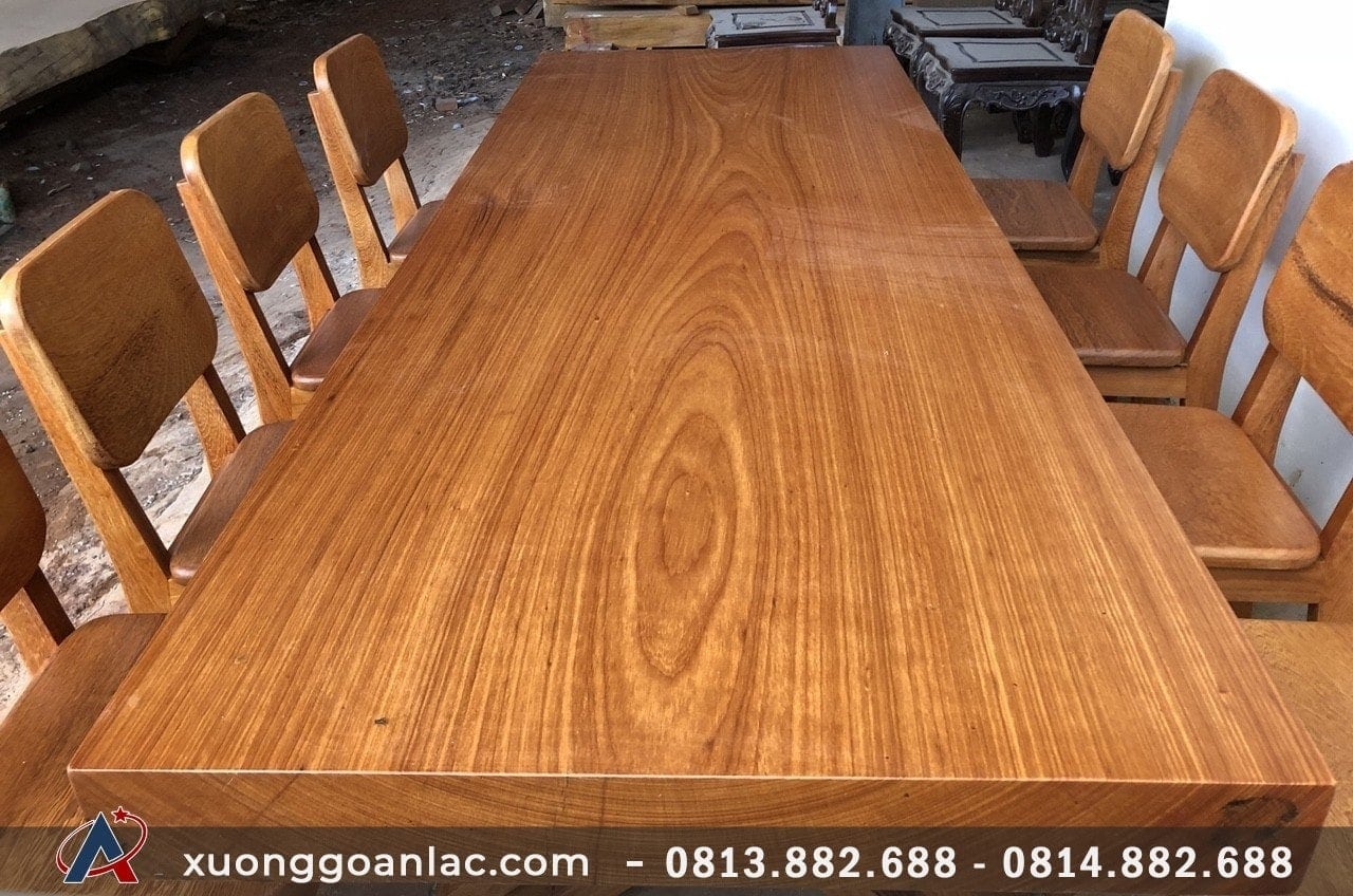 Mặt bàn làm bằng gỗ gõ đỏ nguyên tấm với thiết kế đơn giản, độ bền cao