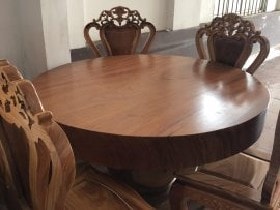 Bộ bàn ăn tròn gỗ gõ đỏ nguyên khối 5 ghế louis đục 1 mặt (Cô Khánh, Hà Nam)