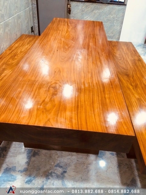 Mặt bàn làm bằng gỗ gõ đỏ nguyên tấm, bề mặt được phun bóng mờ chống xước, chống cong vênh, mối mọt.