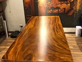 Mặt bàn gỗ nguyên tấm chiều dài 1m80, rộng 0,86m. Độ dày 8 cm kích thước phù hợp với bàn làm việc