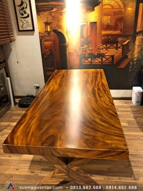 Mặt bàn gỗ nguyên tấm chiều dài 1m80, rộng 0,86m. Độ dày 8 cm kích thước phù hợp với bàn làm việc