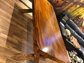 Mặt bàn kích thước lớn và rộng rãi đi kèm với chân gỗ cực vững chắc.