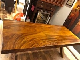 Mặt bàn chữ nhật gỗ me tây đơn giản và dễ sử dụng. Chân ghế gỗ cũng từ loại gỗ này mang tới vẻ đẹp tuyệt vời cho bộ sản phẩm