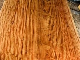 Sản phẩm được làm trực tiếp từ cây gỗ lâu năm quý hiếm, không bị ghép nối mang đến giá trị bền vững theo thời gian