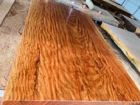 Chất liệu gỗ Cẩm Hồng cứng và chắc