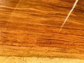 Vân gỗ đẹp, sắc nét, mặt bàn láng mịn