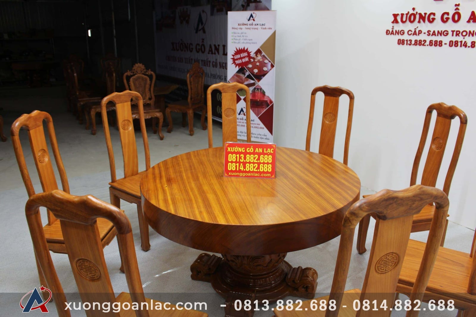 Bộ bàn tròn nguyên khối gỗ gõ đỏ với mẫu ghế triện chữ thọ thủ công