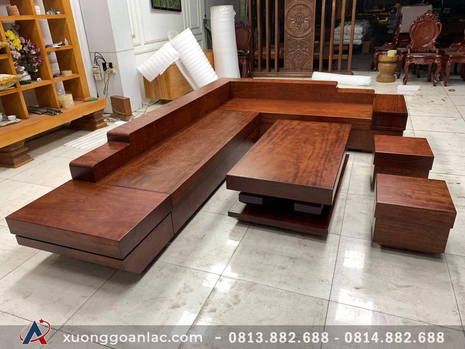 Với chất lượng vượt trội của gỗ cẩm hồng, chiếc sofa này mang đến một không gian sống quý phái, đầy sang trọng và đẳng cấp. Hãy cùng đắm mình trong không gian nội thất đẳng cấp, và cảm nhận vẻ đẹp tinh tế của chiếc sofa gỗ cẩm hồng này nhé!