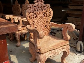 Ghế ăn Hoàng Gia có tay Tựa nguyên tấm đục 2 mặt gỗ Hương Đá