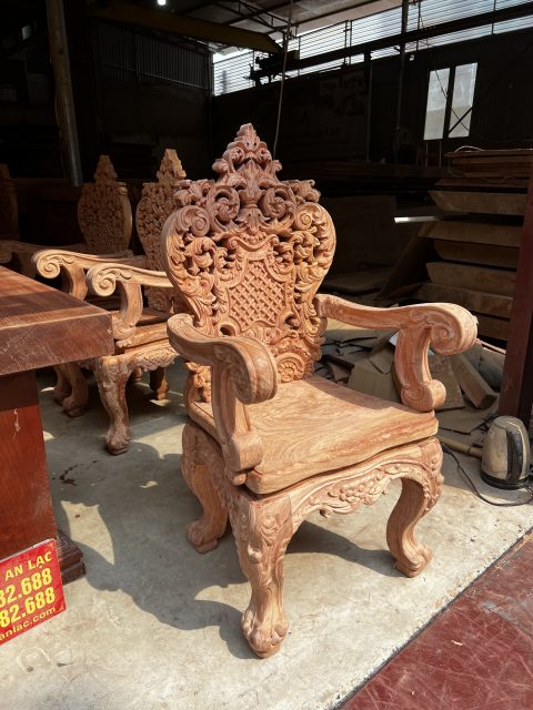 Ghế ăn Hoàng Gia có tay Tựa nguyên tấm đục 2 mặt gỗ Hương Đá