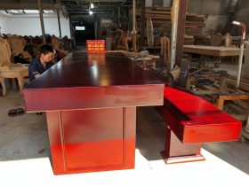 siêu phẩm bàn ghế giám đốc bề thế chất liệu gỗ gõ đỏ tự nhiên