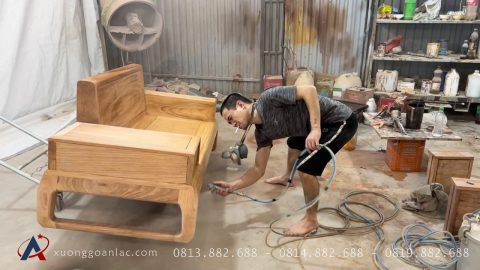 Thợ phun sơn PU ghế sofa gỗ gõ đỏ