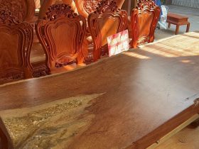 mặt bàn gỗ nguyên khối có dác độc đáo