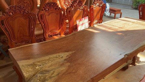 mặt bàn gỗ nguyên khối có dác độc đáo