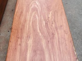 mặt bàn gỗ hương đá nguyên khối lớn