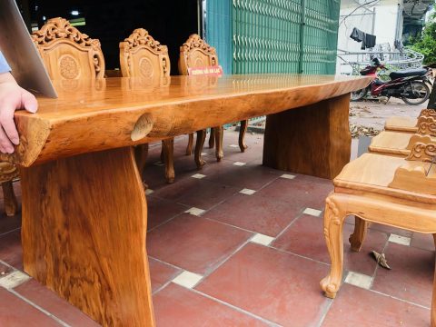 bàn ăn thiết kế giữ phe gỗ tự nhiên