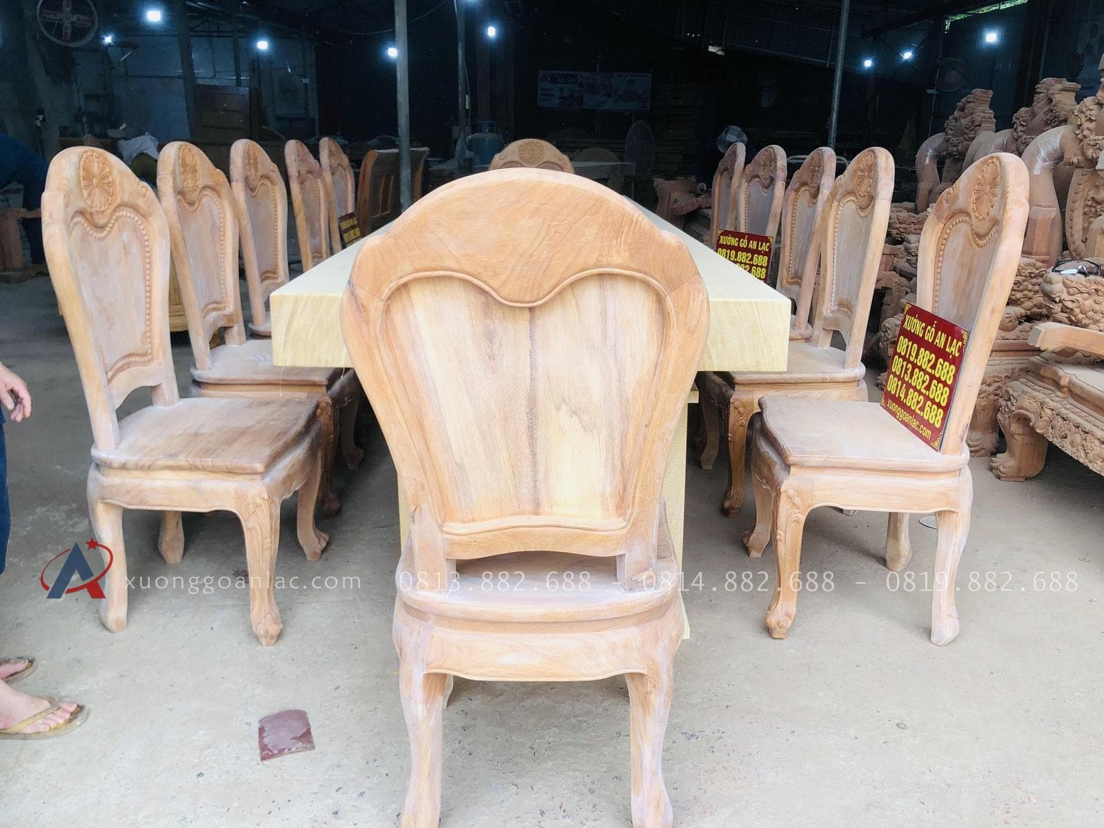 Bộ bàn ghế ăn 12 ghế hoa cúc hoàn thiện mộc