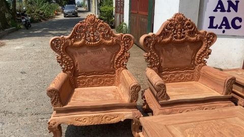 Hai chiếc ghế đơn louis hoàng gia