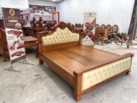 mẫu giường hoàng gia louis gỗ gõ đỏ bọc đệm cao cấp