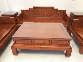 Đoản dài : 2m27 x sâu 78 x cao 97cmđược trạm trổ vân mây uốn lượn vô cùng tự nhiên mang ý nghĩa mọi điều như ý . phần chính giữa đoãn còn có con dơi ngậm đồng xu ,hai bên có 2 cuốn thư mang lại sự may mắn tiền tài cho gia chủ Bàn trà: được làm kích thước 1m38 x rộng 1m Khung 4 ván 2 được làm theo quy cách 123 , 100% mộng tàu không dùng đinh vít,. Từng soi chỉ rõ nét rất đẹp , yếm của bàn còn trạm trổ vân mây như ý vô cùng đẹp , và đặt biệt bên em còn làm thêm 2 chiếc ngăn kéo cho mình , để cho mình đừng chè hoạc đồ dùng cá nhân