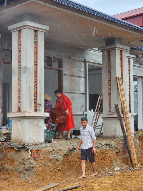 Ghế băng dài rộng hàng nguyên khối siêu dày chọn gỗ lựa vân đều đẹp bóng mịn không tỳ vết mang lại vẻ đẹp sang trọng cho không gian và tiết kiệm tối đa thời gian, công sức cho việc lau chùi, vệ sinh hàng ngày.