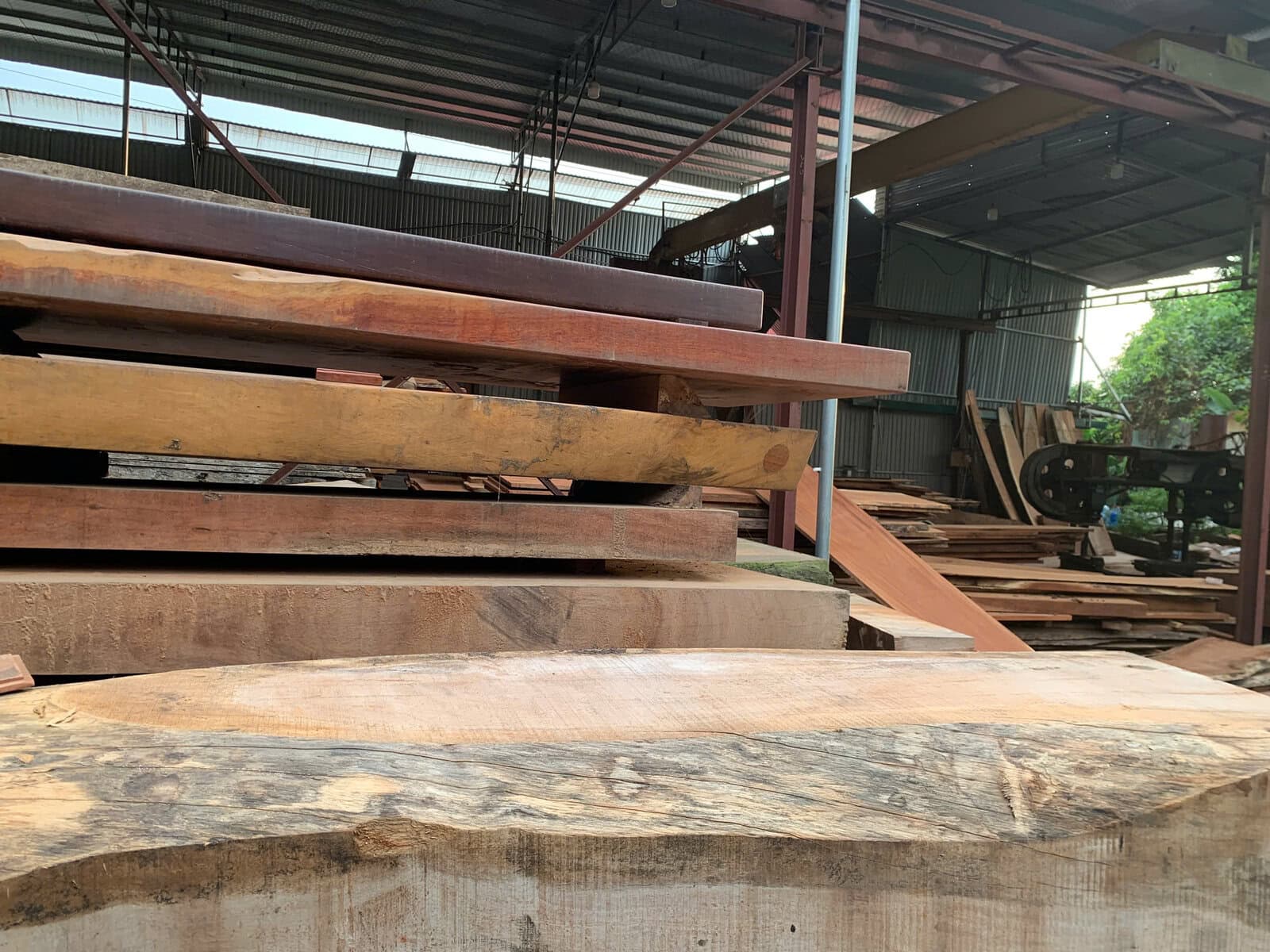 gỗ sau khi xẻ sẽ được kê để khô tự nhiên